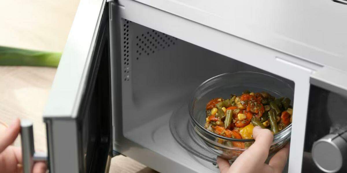 Use sempre recipientes de vidro, cerâmica ou plásticos com selo “próprio para micro-ondas” é uma medida de segurança