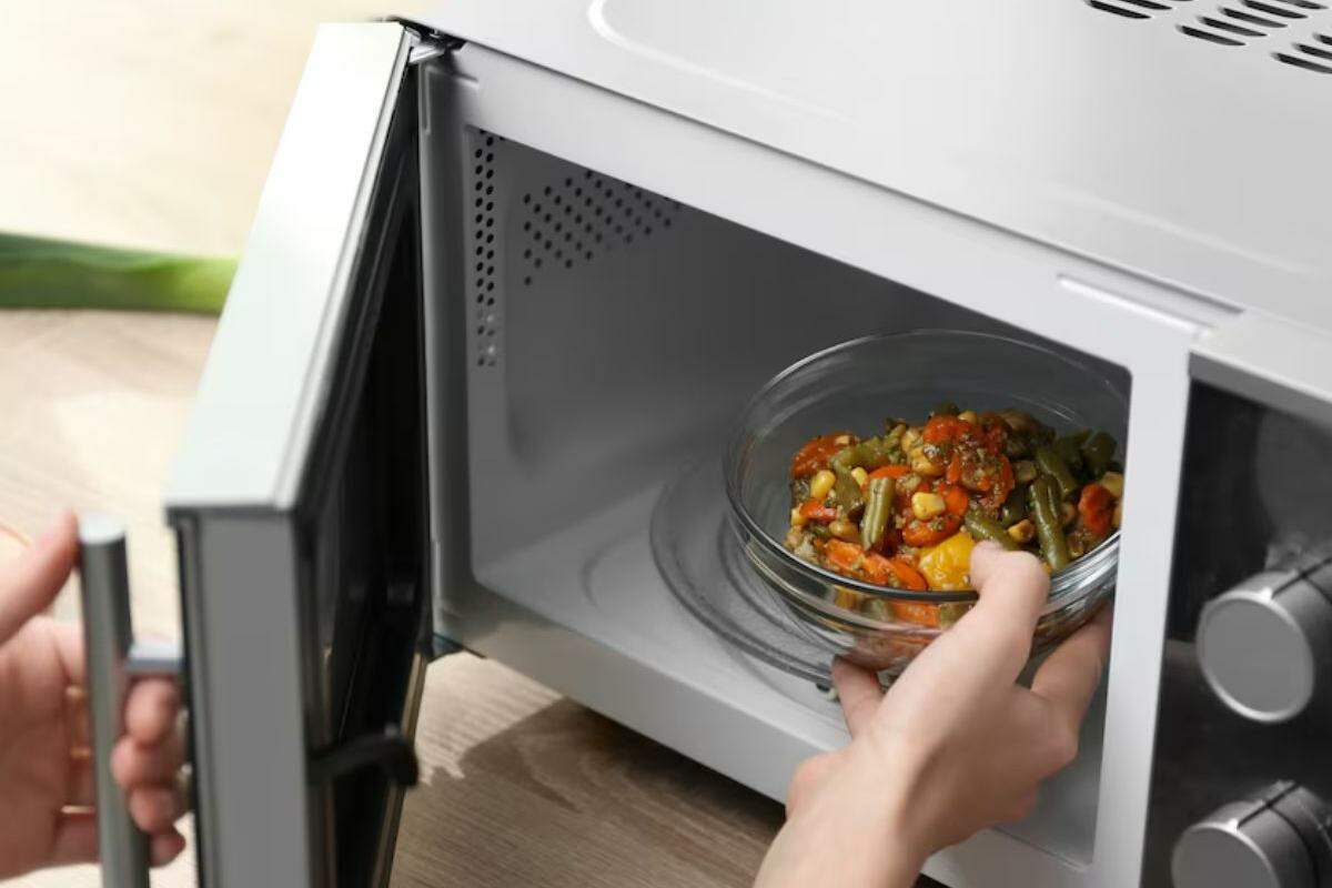 Use sempre recipientes de vidro, cerâmica ou plásticos com selo “próprio para micro-ondas” é uma medida de segurança