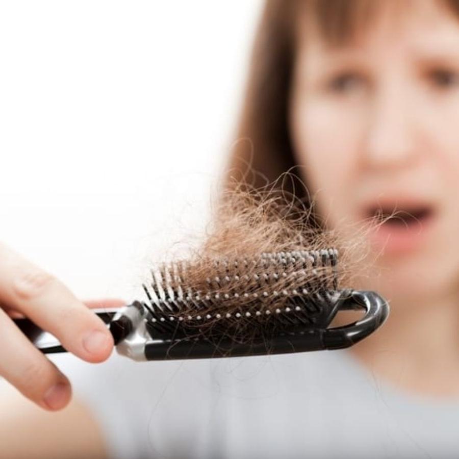 Quando a quantidade de queda de cabelo ou surgem falhas visíveis é motivo para preocupação
