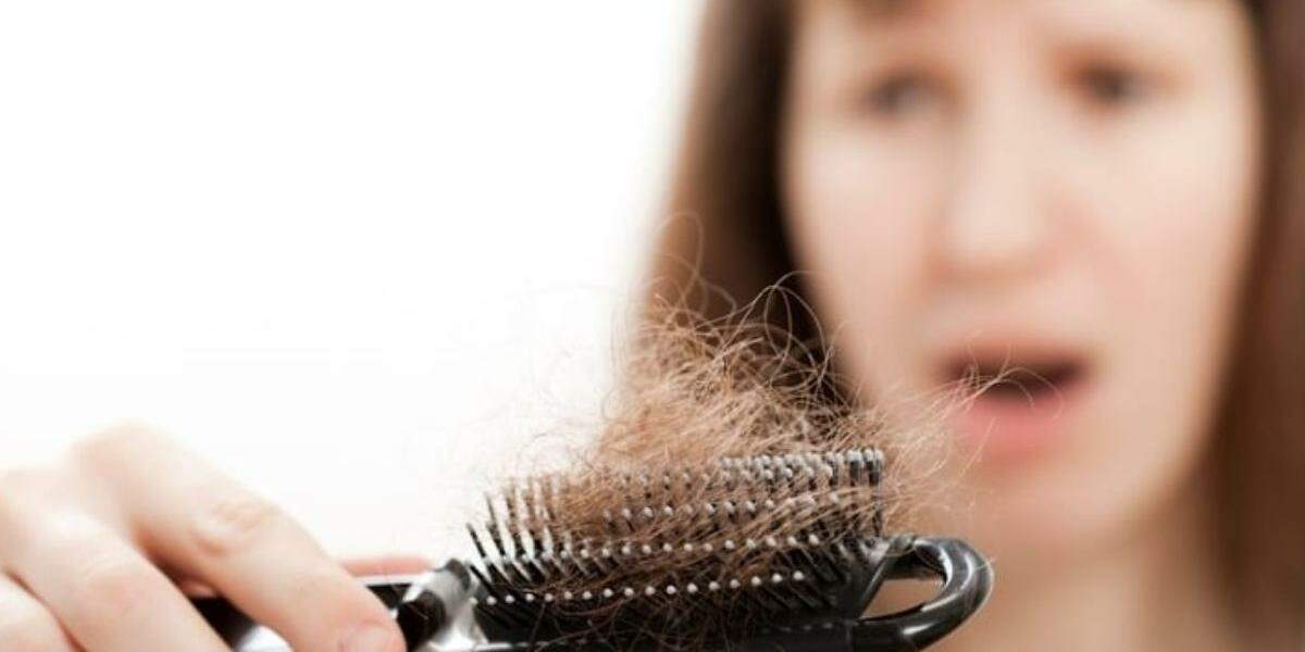 Quando a quantidade de queda de cabelo ou surgem falhas visíveis é motivo para preocupação