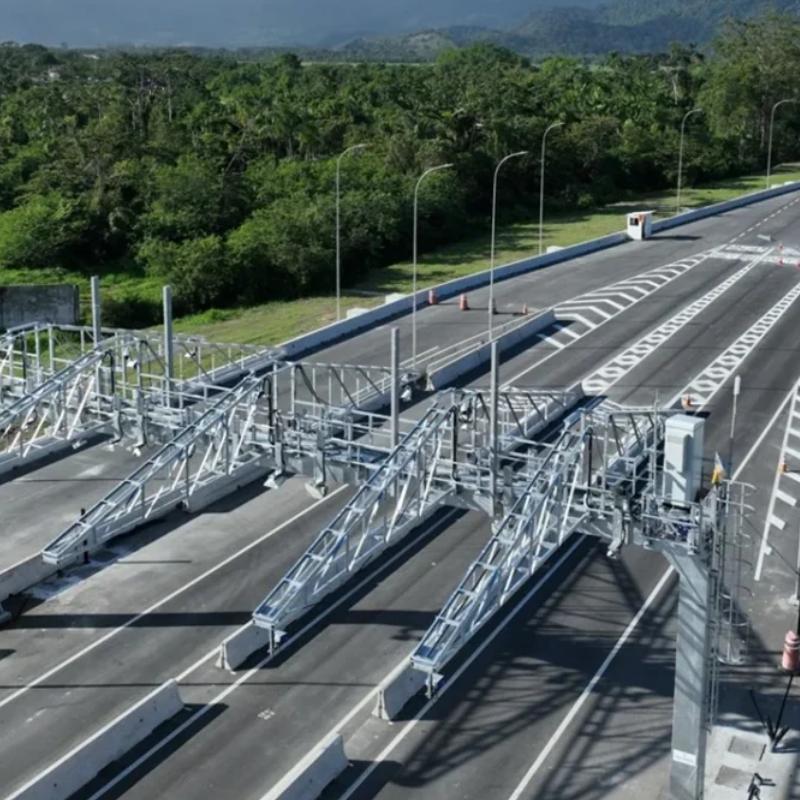 A cobrança é realizada por meio da leitura da placa do veículo, registrada automaticamente quando o motorista passa pelo pedágio free flow