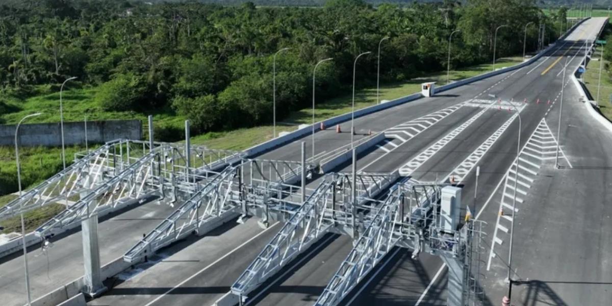 A cobrança é realizada por meio da leitura da placa do veículo, registrada automaticamente quando o motorista passa pelo pedágio free flow