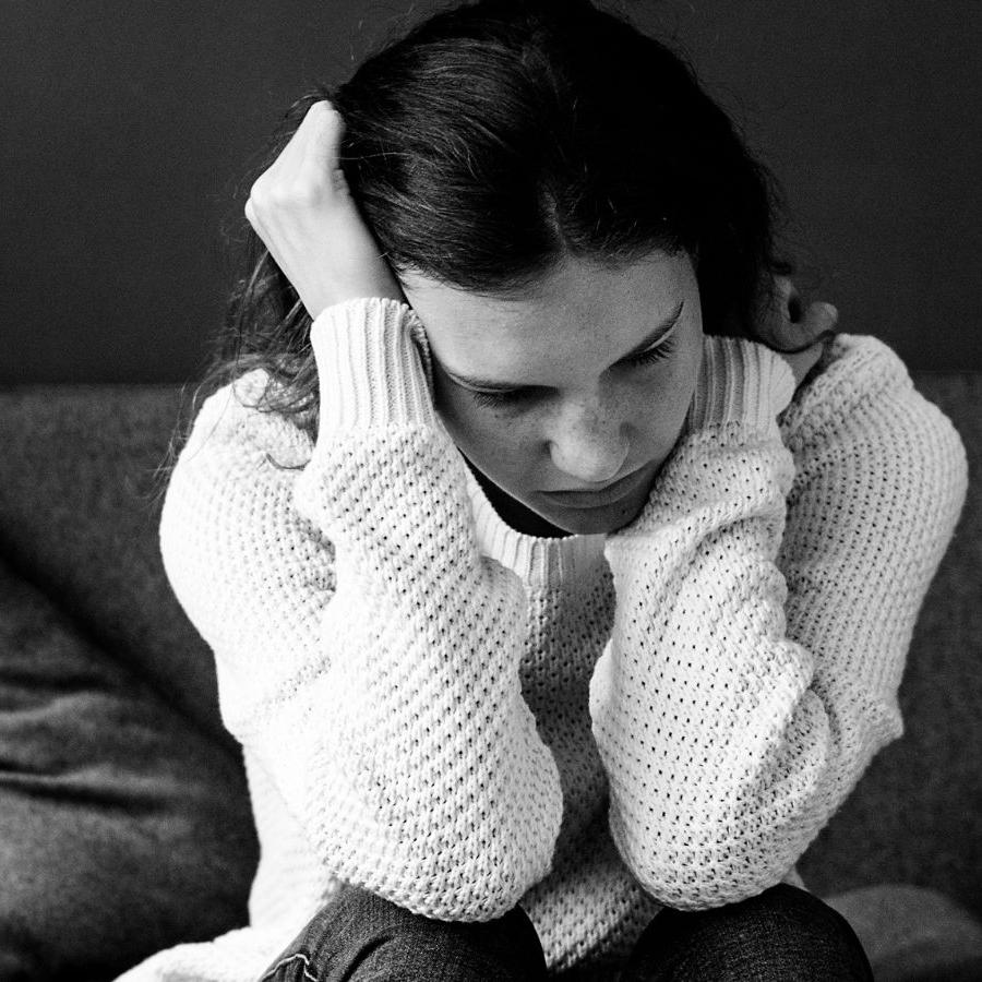 Ansiedade e depressão têm sintomas que se confundem, mas são transtornos distintos e exigem diagnósticos específicos.