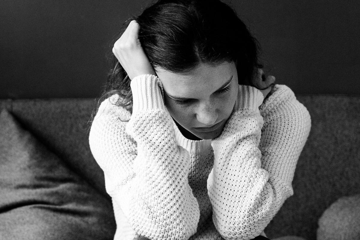 Ansiedade e depressão têm sintomas que se confundem, mas são transtornos distintos e exigem diagnósticos específicos.