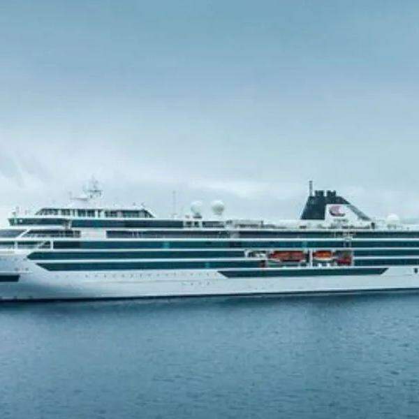 Uma onda gigante rompeu os painéis de vidro da embarcação