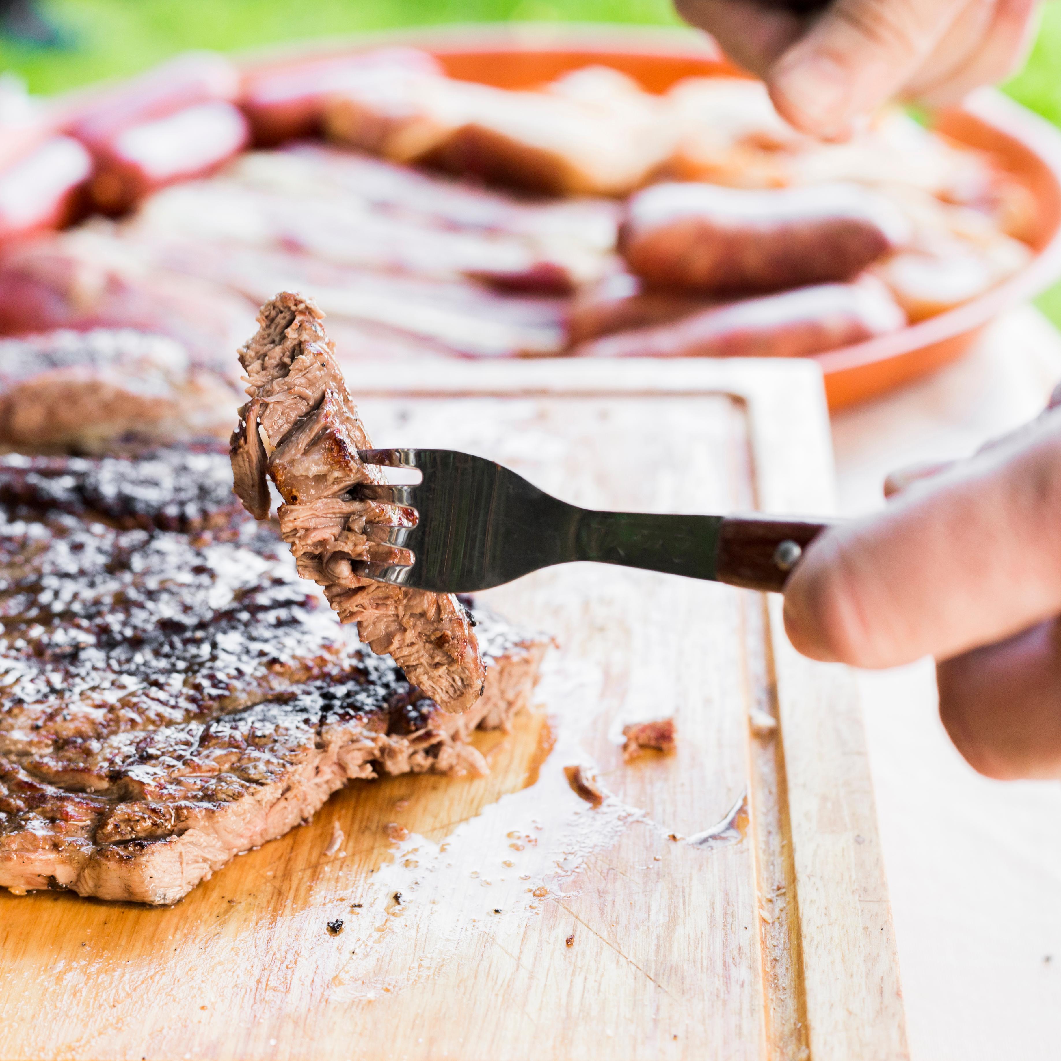 O uso de alecrim, tomilho, páprica e pimenta-do-reino moída na hora adiciona complexidade ao prato.