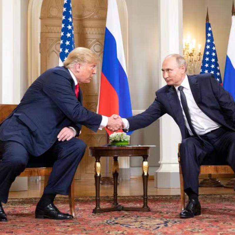 Os presidentes da Rússia, Vladimir Putin, e dos Estados Unidos, Donald Trump, se falaram por telefone neste domingo, 14