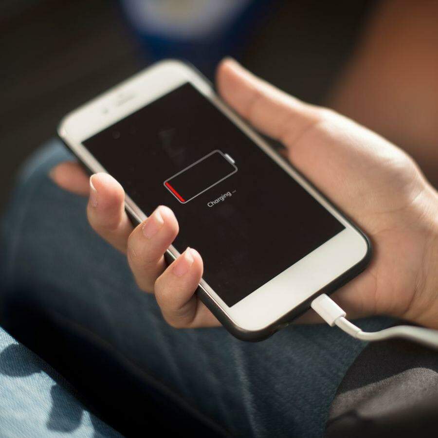 Deixar o celular carregando a noite toda não danifica a bateria nos aparelhos modernos