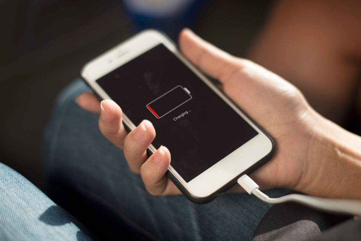 Deixar o celular carregando a noite toda não danifica a bateria nos aparelhos modernos