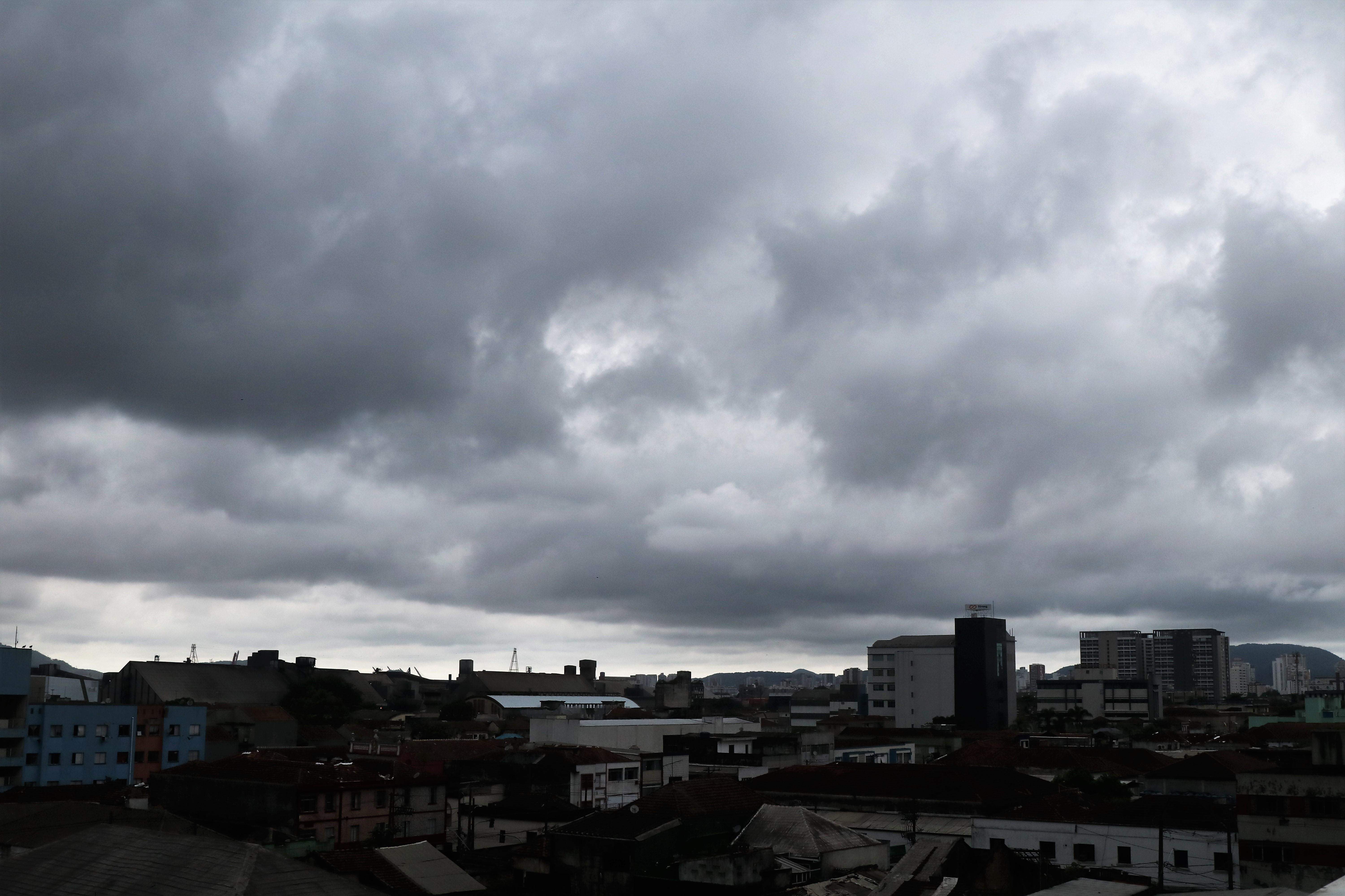 Tempo nublado domina o fim de semana na Baixada Santista
