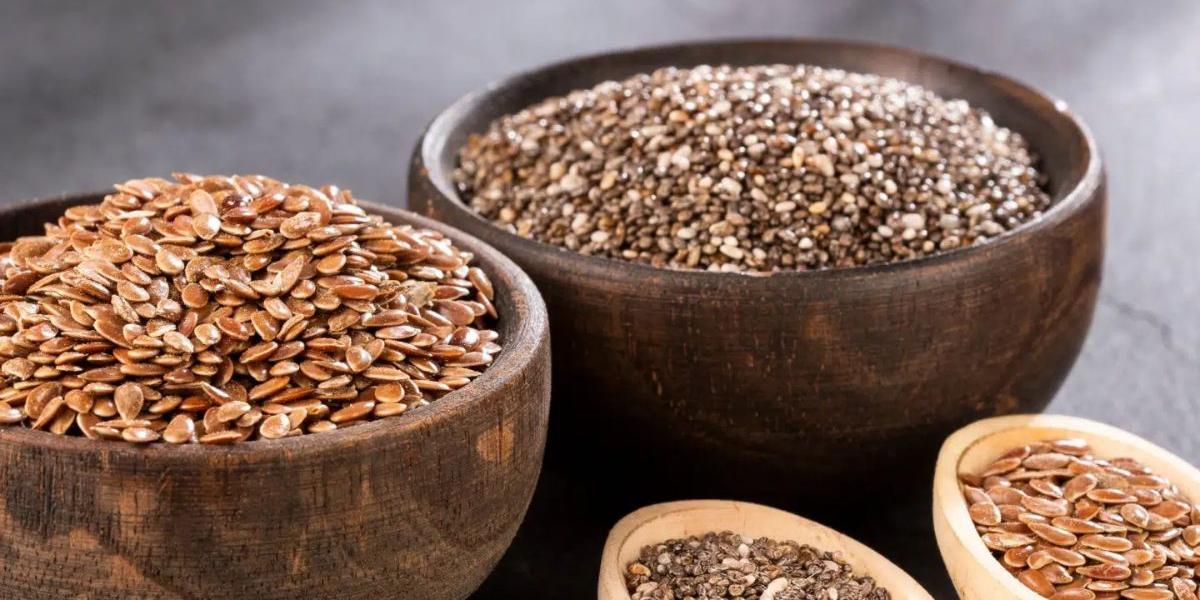 A farinha da felicidade mistura que combina ingredientes como linhaça, chia, aveia, psyllium, banana verde e até maca peruana