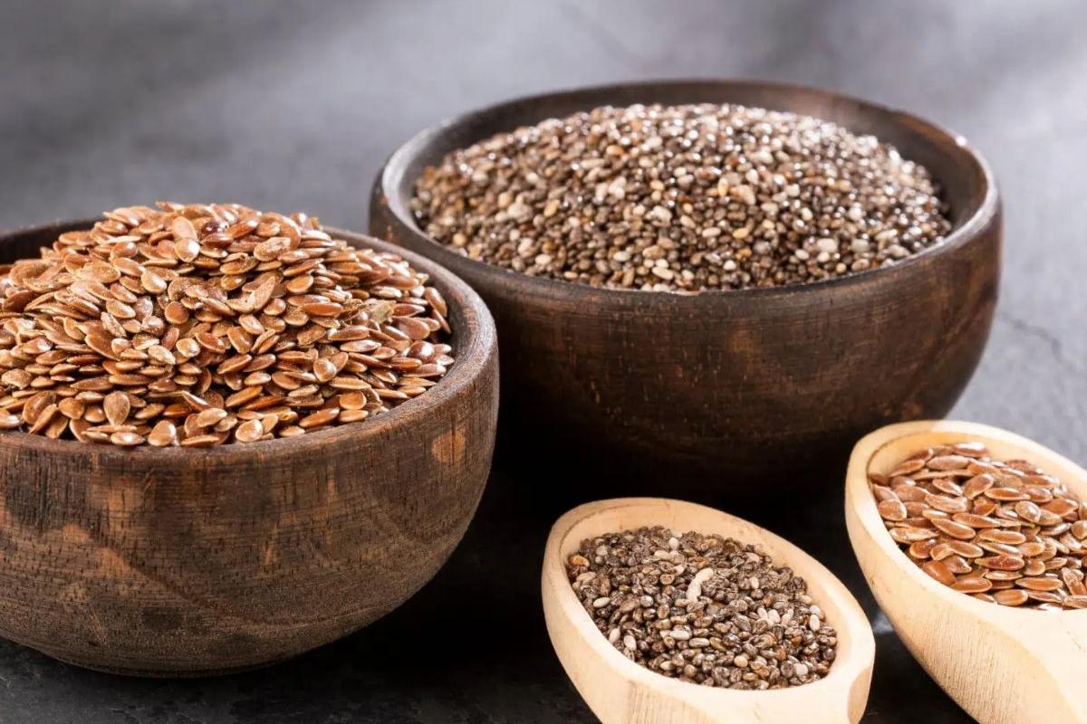 A farinha da felicidade mistura que combina ingredientes como linhaça, chia, aveia, psyllium, banana verde e até maca peruana