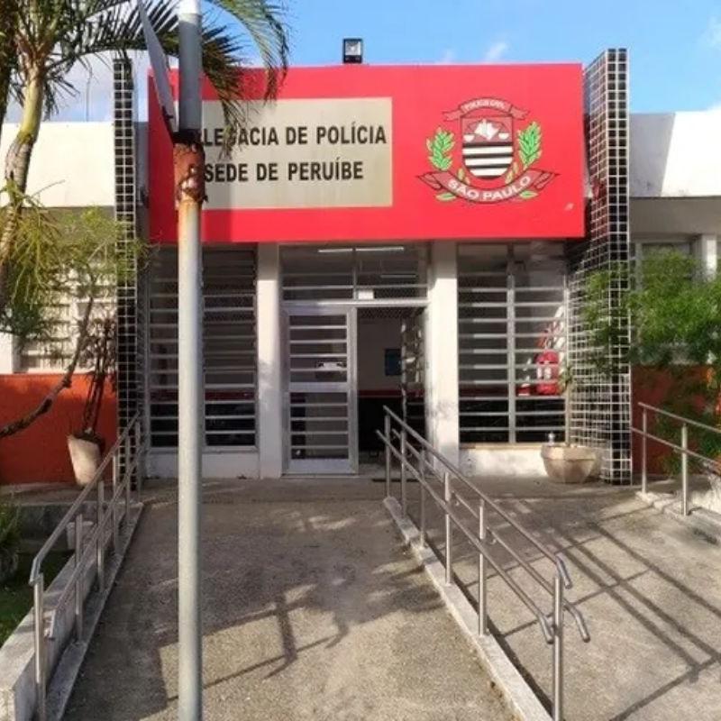 O caso foi registrado como resistência, desobediência, lesão corporal contra agente de segurança pública e evasão mediante violência na Delegacia de Peruíbe
