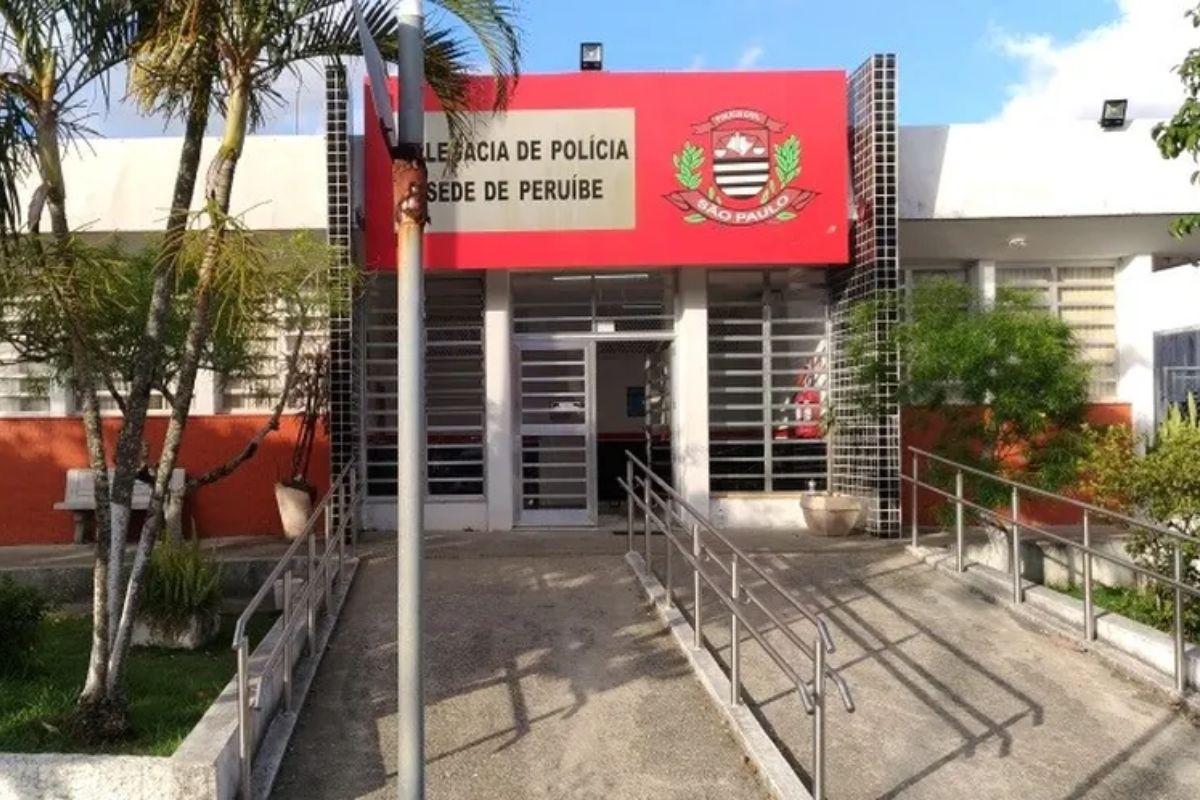 O caso foi registrado como resistência, desobediência, lesão corporal contra agente de segurança pública e evasão mediante violência na Delegacia de Peruíbe