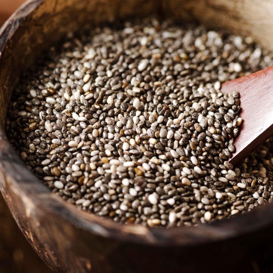 A chia é uma semente poderosa e nutritiva que oferece uma variedade de benefícios à saúde