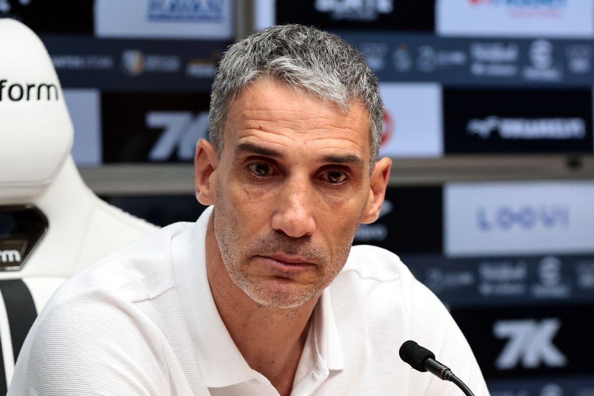 Vojvoda está ameaçado no cargo de técnico do Santos e tenta reverter situação contra o Noroeste