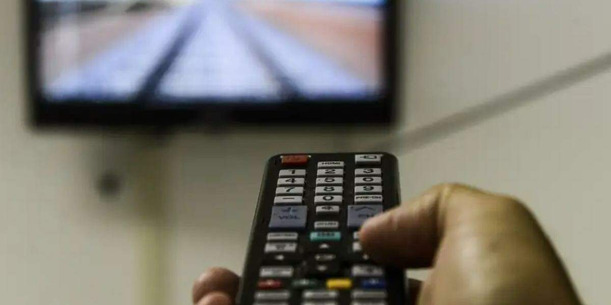 Ao apertar o botão do controle remoto, normalmente o aparelho não é completamente desligado, mas colocado no chamado modo standby