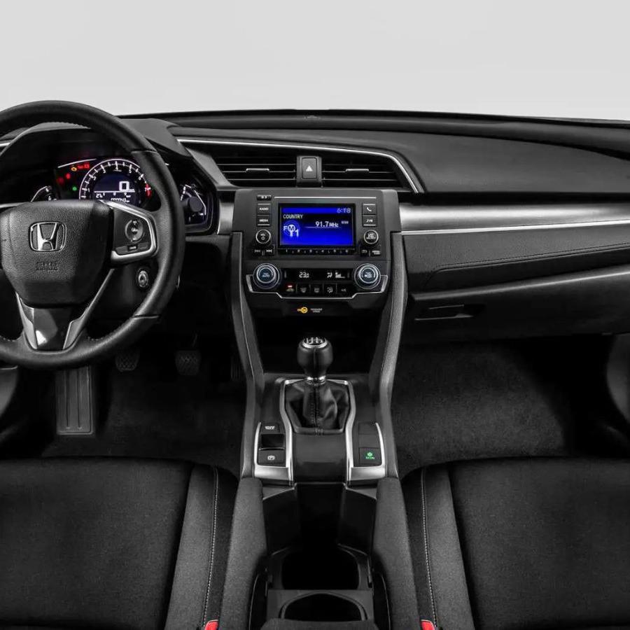 Modelos como Toyota Corolla, Honda Civic (foto) e Chevrolet Onix se consolidaram como escolhas seguras