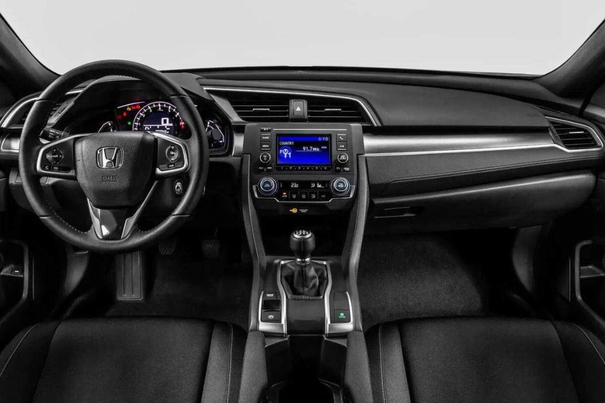 Modelos como Toyota Corolla, Honda Civic (foto) e Chevrolet Onix se consolidaram como escolhas seguras