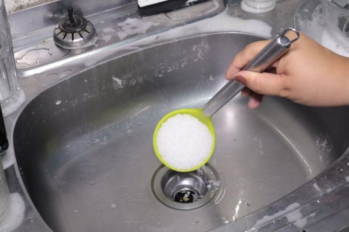 Produtos químicos só devem ser usados em último caso, pois podem danificar o encanamento