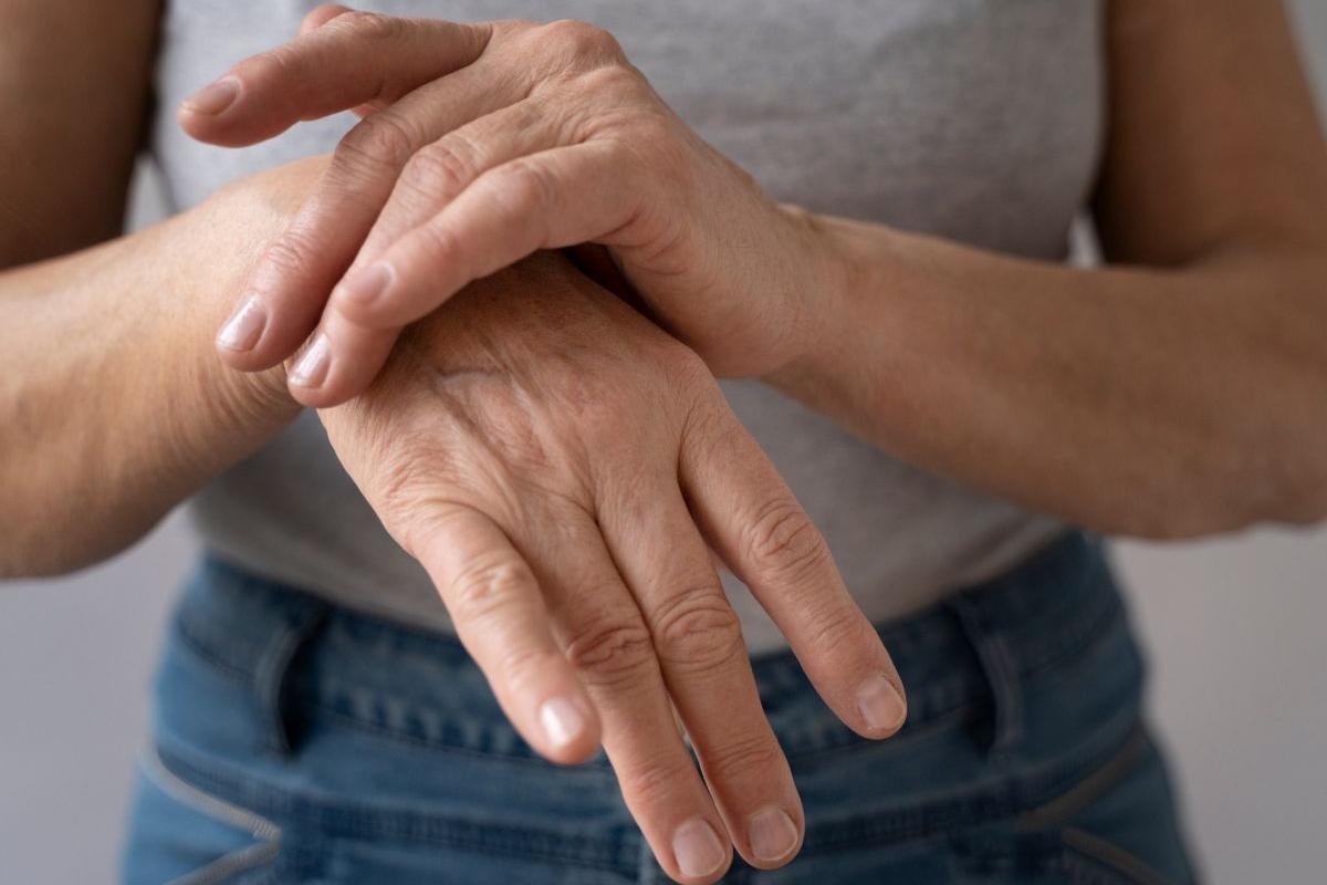 Com tratamento adequado, acompanhamento médico e mudanças de hábitos, é possível reduzir sintomas, controlar inflamações e melhorar a qualidade de vida