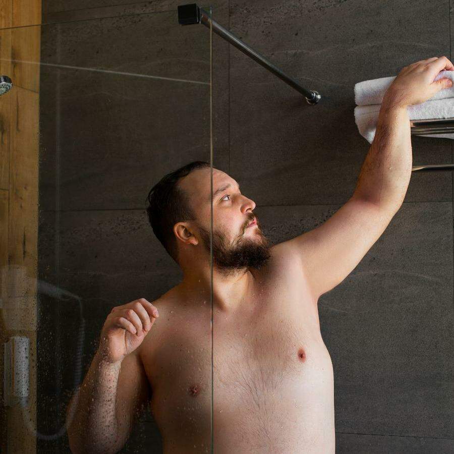 Tomar banho mais de uma vez por dia pode ser autocuidado, resposta ao calor ou sinal de ansiedade/TOC