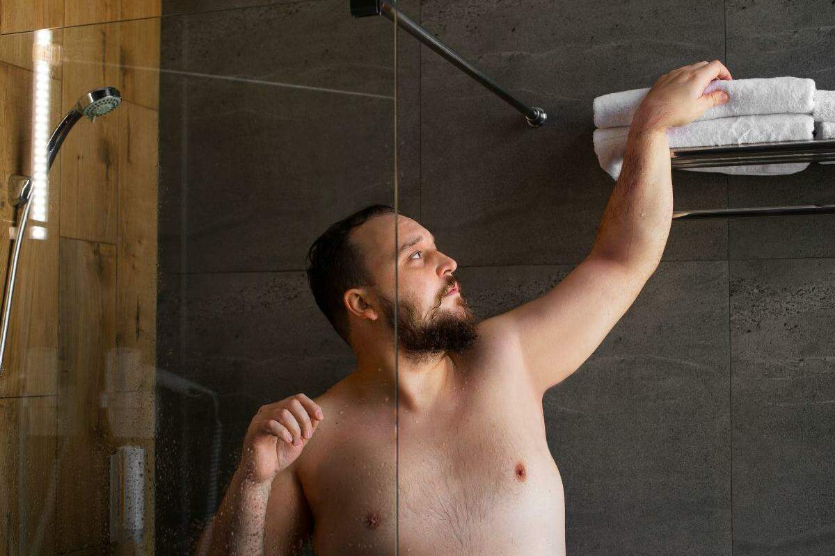 Tomar banho mais de uma vez por dia pode ser autocuidado, resposta ao calor ou sinal de ansiedade/TOC