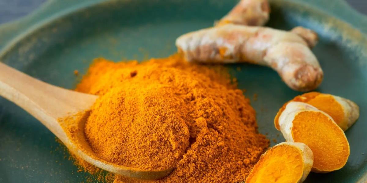 Em geral, a cúrcuma é segura, mas seu consumo exagerado pode causar desconfortos gastrointestinais