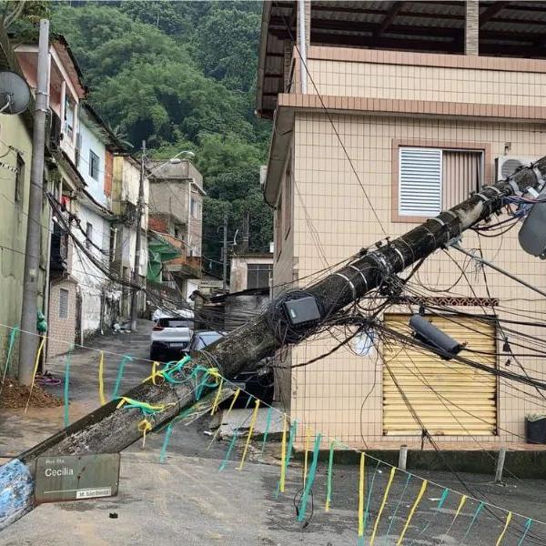 É a segunda mês em que o poste cai neste mês