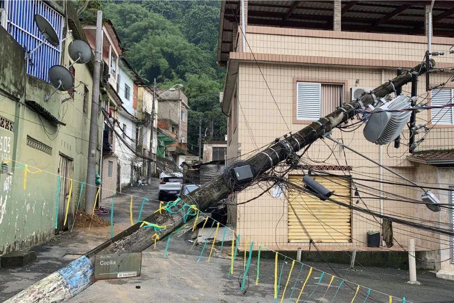 É a segunda mês em que o poste cai neste mês