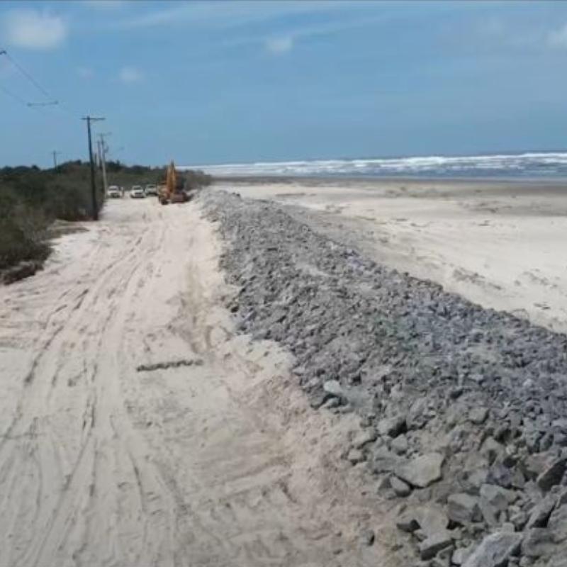 A intervenção de 2025, consistiu na implantação de uma estrutura de contenção em enrocamento, com aproximadamente 260 metros de extensão, formada por pedras de grandes dimensões