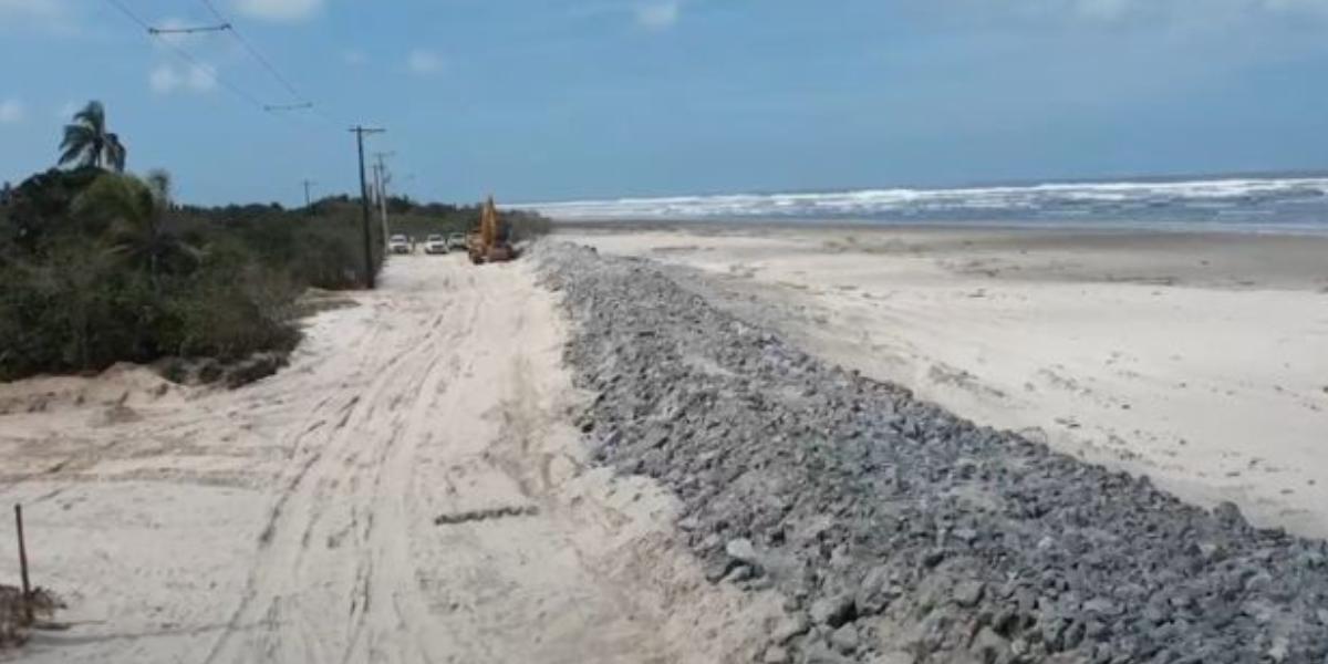 A intervenção de 2025, consistiu na implantação de uma estrutura de contenção em enrocamento, com aproximadamente 260 metros de extensão, formada por pedras de grandes dimensões