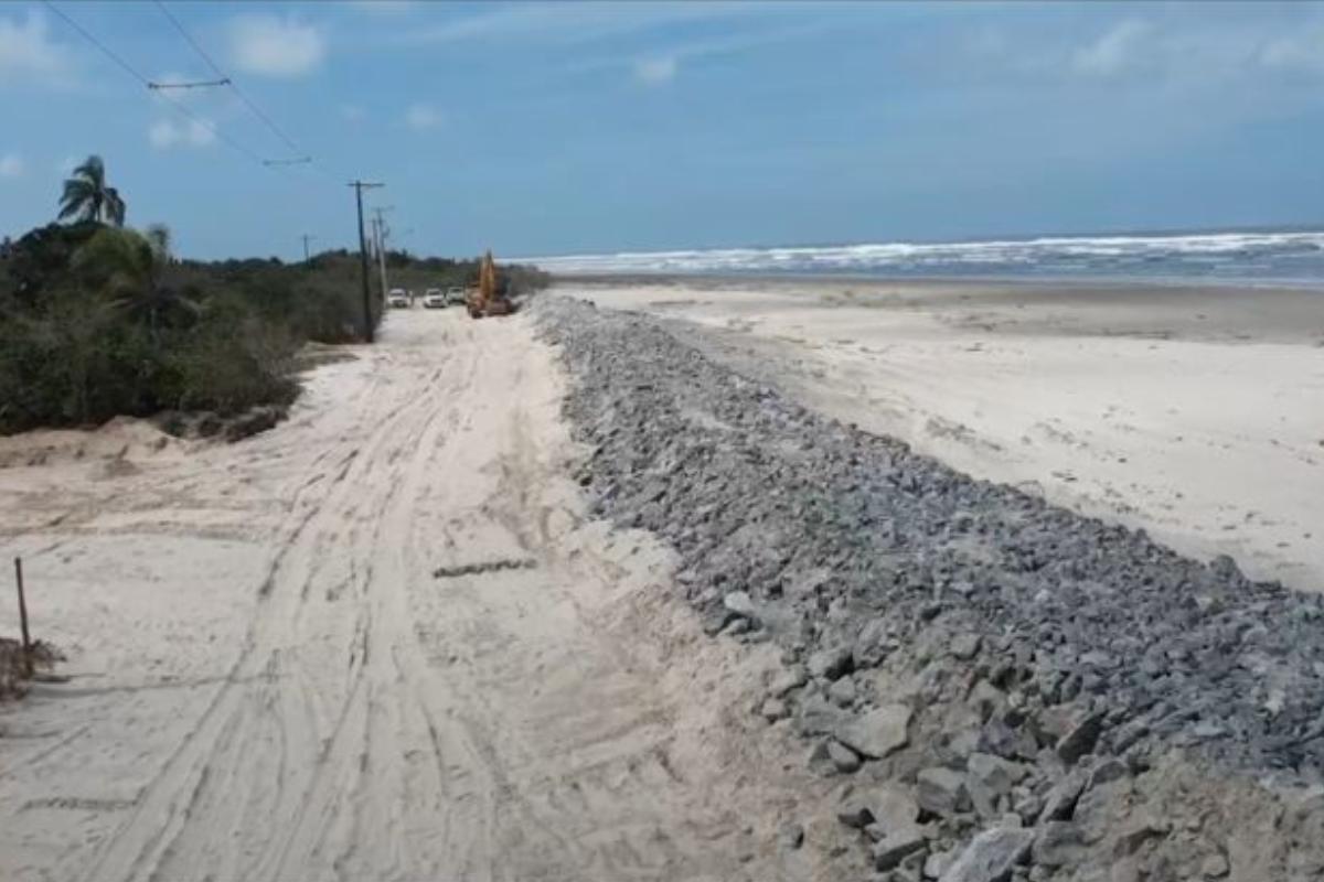 A intervenção de 2025, consistiu na implantação de uma estrutura de contenção em enrocamento, com aproximadamente 260 metros de extensão, formada por pedras de grandes dimensões