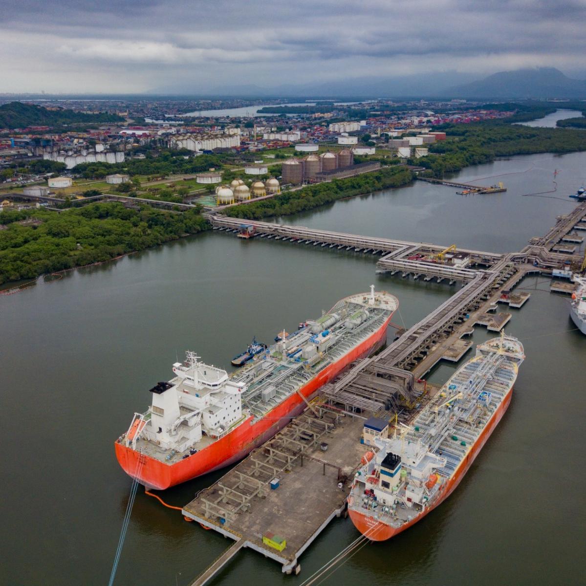 Navio MH Buiki trouxe o combustível do Terminal Marítimo de Madre de Deus, na Bahia, para o Terminal de Granéis Líquidos da Alemoa
