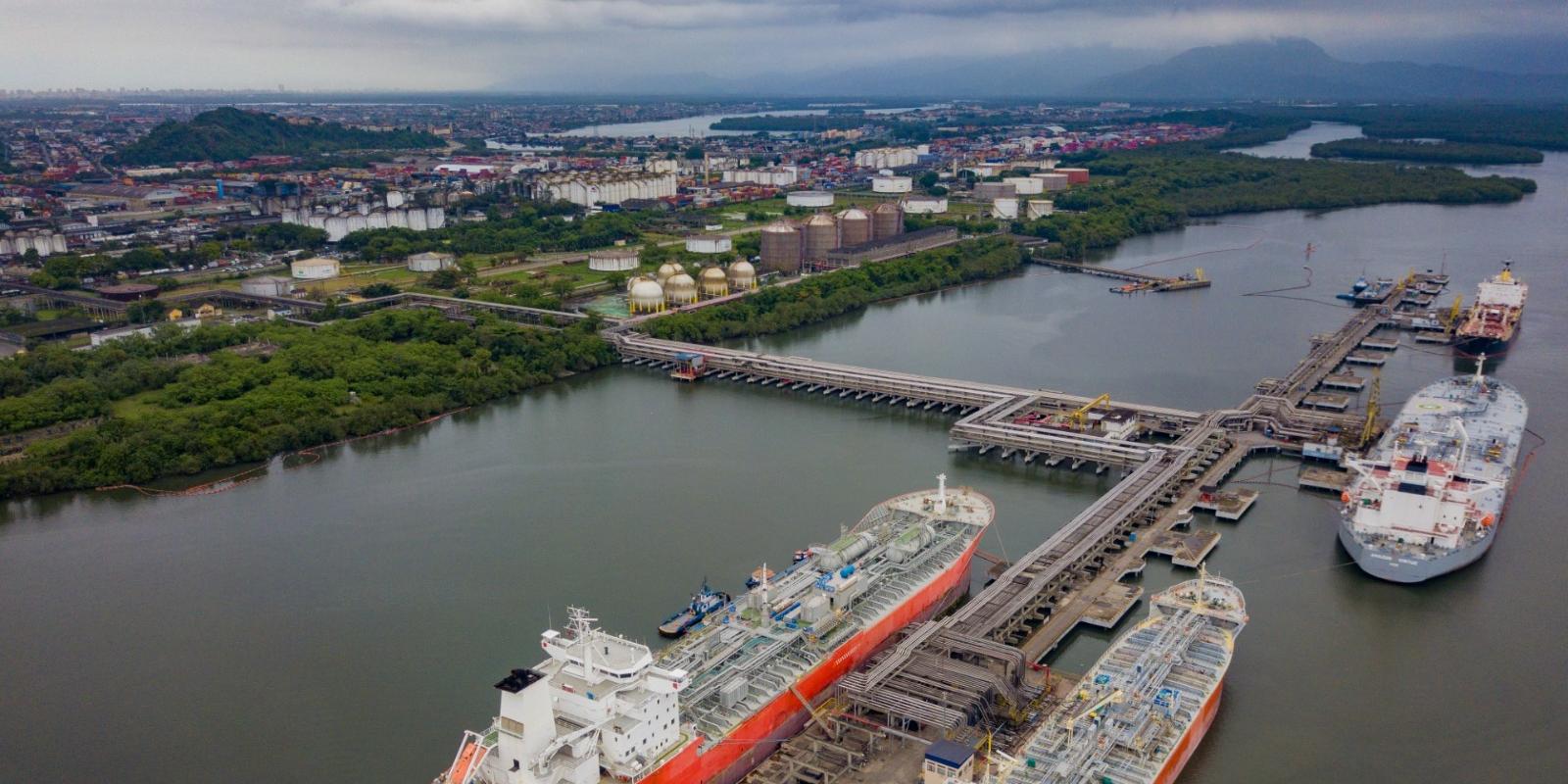 Navio MH Buiki trouxe o combustível do Terminal Marítimo de Madre de Deus, na Bahia, para o Terminal de Granéis Líquidos da Alemoa