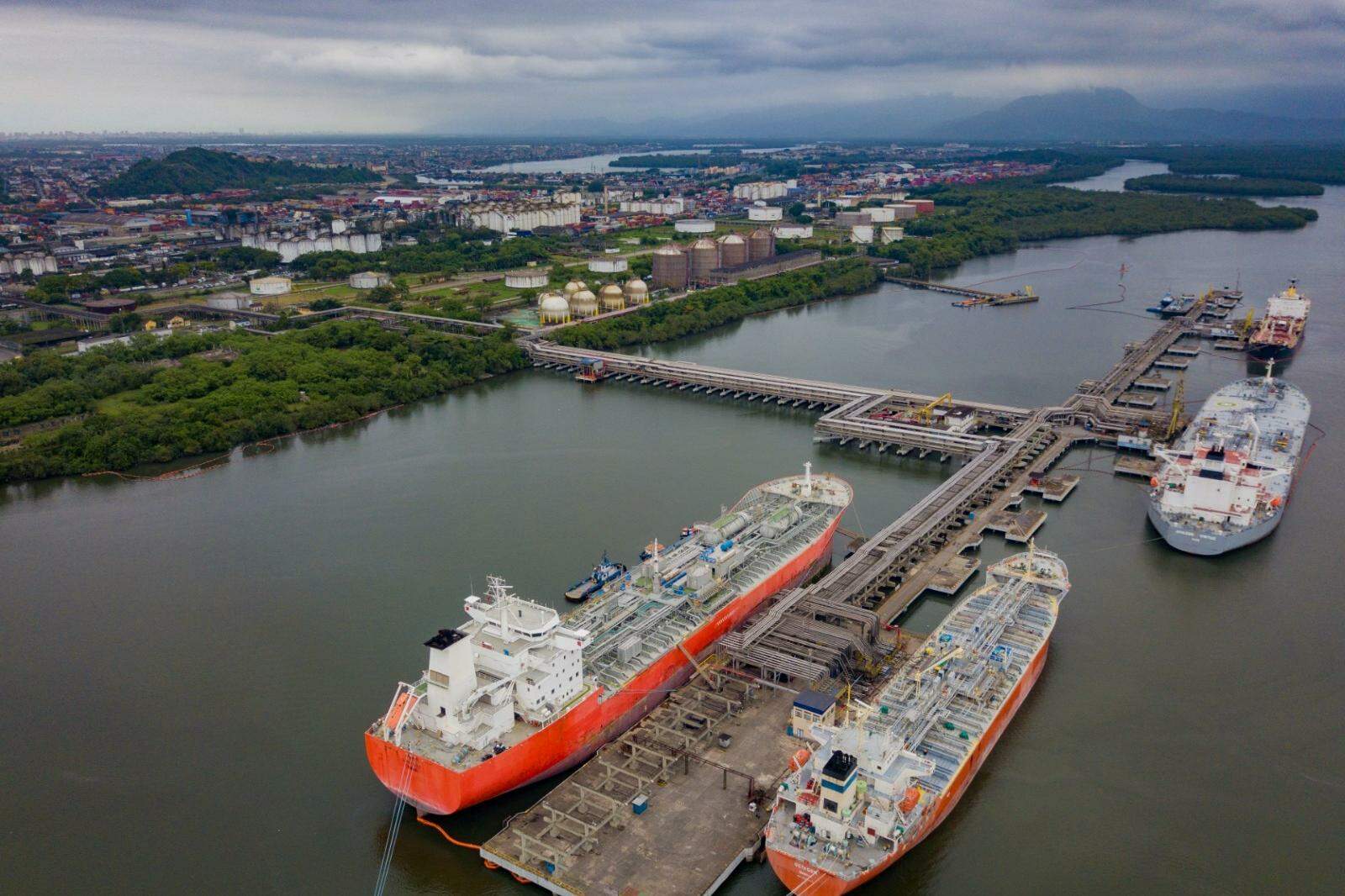 Navio MH Buiki trouxe o combustível do Terminal Marítimo de Madre de Deus, na Bahia, para o Terminal de Granéis Líquidos da Alemoa