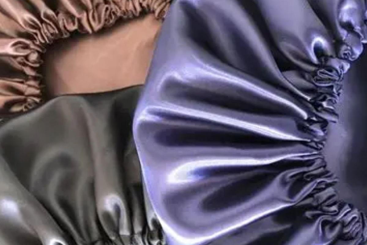 Touca de cetim: descubra 5 benefícios de usar no cabelo enquanto dorme