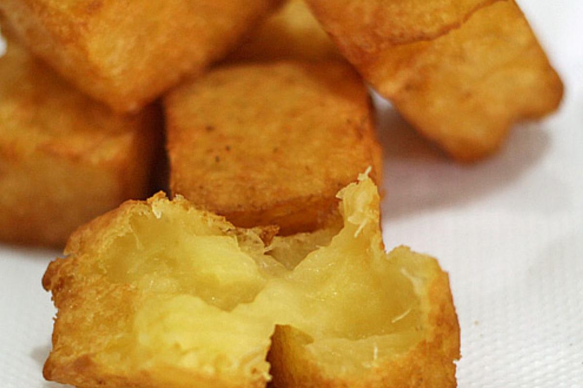 A mandioca possui alto teor de amido resistente, que se mantém firme se cozido de forma inadequada