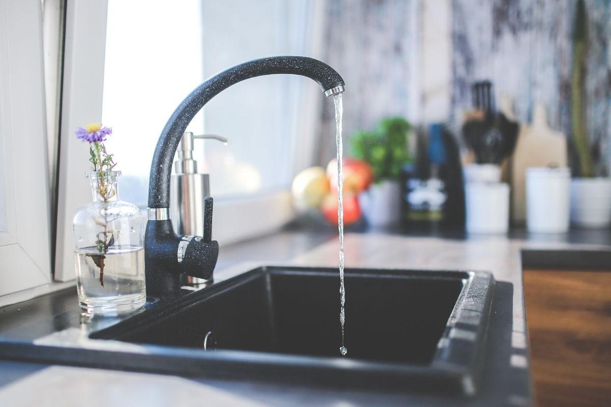 Não é sempre a solução milagrosa, mas combinada com detergentes, sabão e técnicas corretas, facilita a remoção de gordura, resíduos grudados