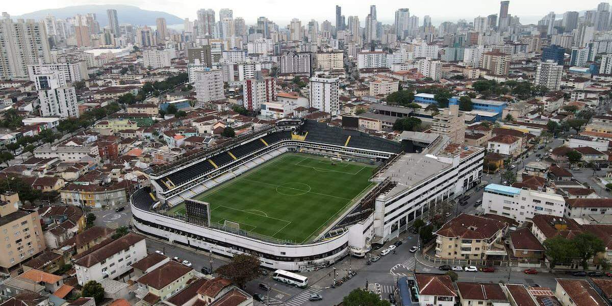 Dupla foi presa acusada de tentar extorquir um torcedor que pretendia estacionar o carro nas imediações do Estádio Urbano Caldeira, na Vila Belmiro, em Santos