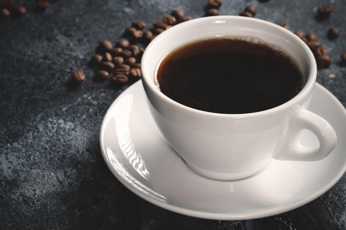O café, consumido no equilíbrio certo, oferece benefícios como melhora na concentração, ação antioxidante e estímulo metabólico