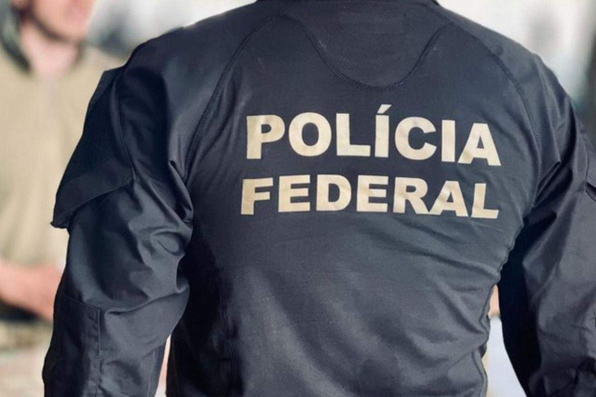 As apurações apontam que a organização criminosa planejou o transporte ilegal de 2.359 quilos de cocaína em operações realizadas em 2020, envolvendo portos brasileiros e também da Espanha, Itália e Holanda