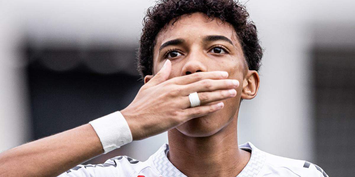 Aos 18 anos, Robinho Jr. marcou o primeiro gol na equipe profissional do Santos em amistoso neste sábado (4)