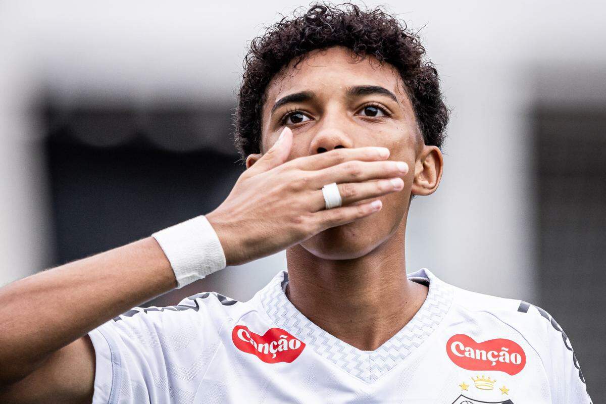 Aos 18 anos, Juninho marcou o primeiro gol na equipe profissional do Santos em amistoso neste sábado (4)