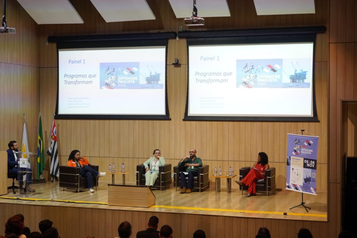 Olhos voltados para o alto-mar