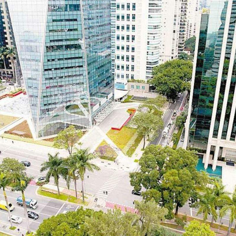 Marquise cai sobre duas pessoas na Avenida Faria Lima, em São Paulo