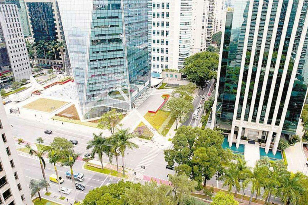 Marquise cai sobre duas pessoas na Avenida Faria Lima, em São Paulo