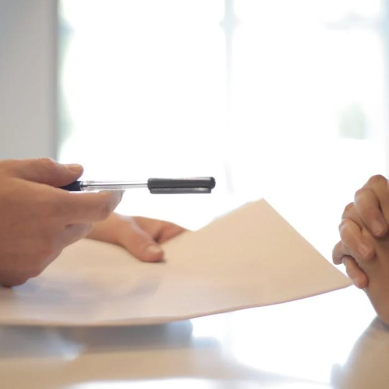 Tribuna Livre: Contratos vencidos e serviços em andamento 