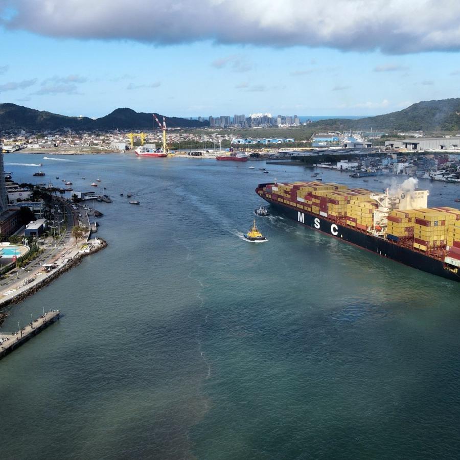 Although geographically distant from the conflict, global ports such as Santos end up feeling the effects, says logistics specialist Lúcio Lage