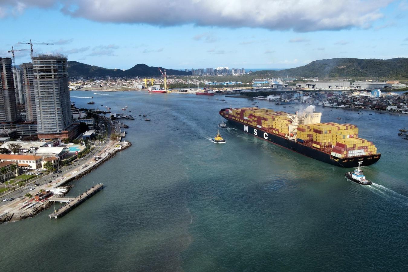 Although geographically distant from the conflict, global ports such as Santos end up feeling the effects, says logistics specialist Lúcio Lage